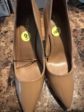 Nude Aldo heels size 9